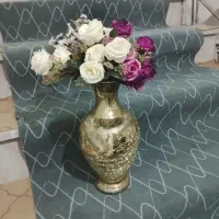 گلدان باگلهای روزرنگی