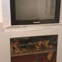 تلویزیون ۲۱ اینچ پاناسونیک اصل با میز زیر تلویزیون