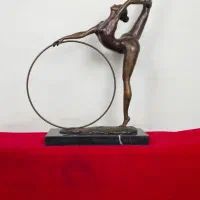 مجسمه برنز دختر ژیمناست با حلقه برنزی
