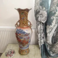 گلدان کنار سالنی قدیمی