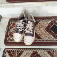 چند جفت کفش و دمپایی وپوتین