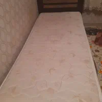 تخت چوبی به همراه تشک