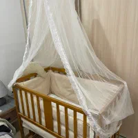 تخت کنار مادر