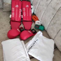 لباس و دستکش و پابند و کمربندکاراته