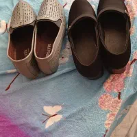 ۲‌ جفت‌ کفش‌ زنانه‌ مشکی‌ وطوسی و۱جفت‌ کتانی