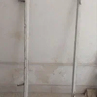 فروش در سرویس بهداشتی و پنجره