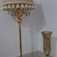 آباژور کنارسالنی و گلدان.