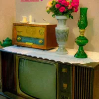 تلویزیون چوبی قدیمی انتیک