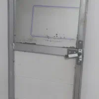 یک درب آلومینیومی سرویس بهداشتی بدون آینه وچارچوب