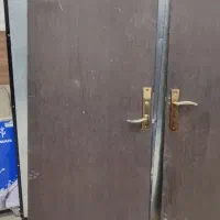 درب اتاق به رنگ قهوه ای