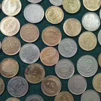 سلام تعدای سکه های مختلف کوچک وبزرگ