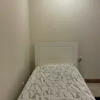 تخت سفید یک نفره با تشک بغل تختی و فرش