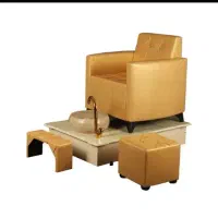 یک صندلی پدیکور  با ابزار پدیکور