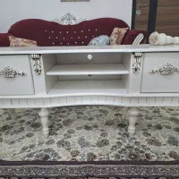 میز تلویزیون. یه پایه شکسته و قابل چسباندن هست