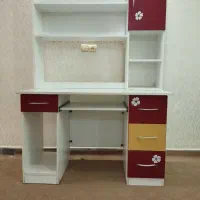 میز تحریر و کامپیوتر و کتابخانه