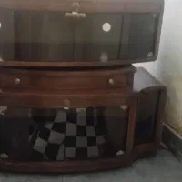 میز زیر تلویزیون تمیز و بدون خط و خش