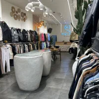 فروشنده پوشاک مجرب خانم یا آقا