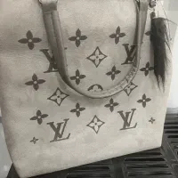 تعدادی کیف و مانتو