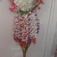 گلدان شیشه ای و گل مصنوعی