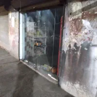 یه باب مغازه خالی ولی قفسه زده آماده سپر مارکت