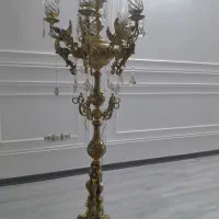 اباژور کنار سالنی برنجی.