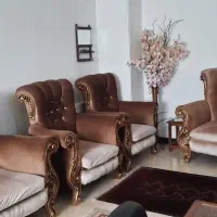 مبد هفت نفره تمیز در حد نو به همراه یک میز جلو مبل