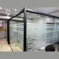 اجرای پارتیشن اداری سکوریت شیشه ای مات شو برقی