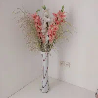 گلدان شیشه ای به همراه گل مصنوعی