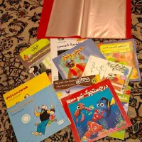 تعدادی کتاب و پوشه و کاربرگ و ...