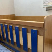 تخت خواب کودک ابعاد حدود ۷۰ در ۱۳۰ محافظ دار