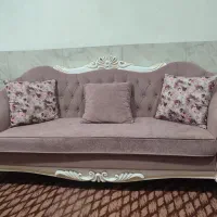 مبل ۸ نفره با کوسن و یک میز دوتا گل میز
