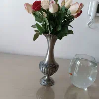 گلدان دیوار با گل رز