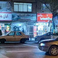 مغازه سر چهار راه