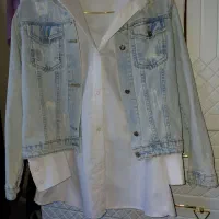 کت لی همرا پیراهن سفیدش