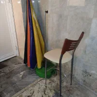 سایبان به همراه یک صندلی پایه بلند