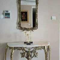 آیینه و کنسول قدیمی