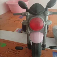 سه چرخه بچه سالم فقط از داخل رکابش فنرش دررفته