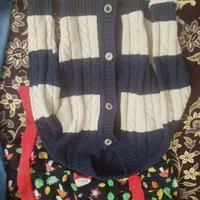 تعداد زیادی لباس بچه گانه