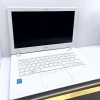 لپتاپ سفید و سبک