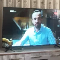 تلوزیون 55 دنای همراه گلس روی تلوزیون
