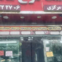 تعدادی کارگر حرفه ای بی خص کار مرغ و گوشت