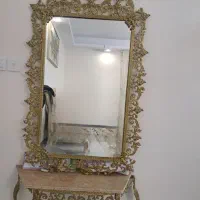 اینه و شمعدان برنجی.