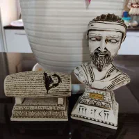 مجسمه کوروش کبیر و منشور