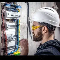 برق‌کار سیاراعزام سریع به محل تعمیر ست کنترل پمپ