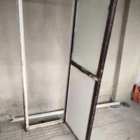 در  سالم محکم آهنی ودراتاق چوبی قدیمی محکم