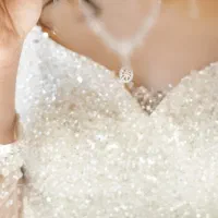 لباس عروس پرنسسی با سنگ‌دوزی دستی پشت بندی