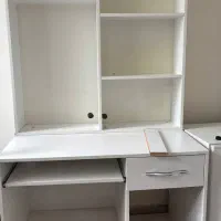 میزکامپیوتر وکتابخانه