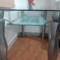 میزی شیشه ای جنس عالی دو طبقه هست و بدون صندلی