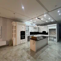 کابینت روکش چوب رنگ پلی اورتان با جزیره