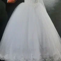 لباس عروس در حد نو کاملا سالم همراه ژپون و تور سر